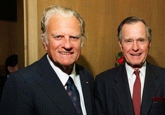 Billy Graham (Izquierda), un predicador evangélico bautista protestante, a quien el presidente consultó antes de comenzar esta primera Guerra del Golfo, como 